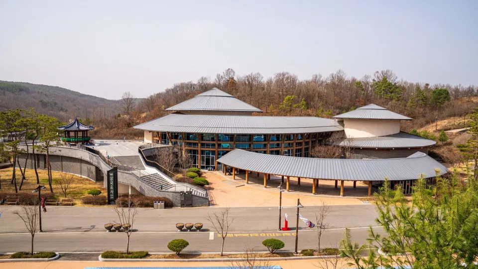 三國遺事主題公園 — Gaonnuri館展覽館與戶外廣場全景（2025年3月）