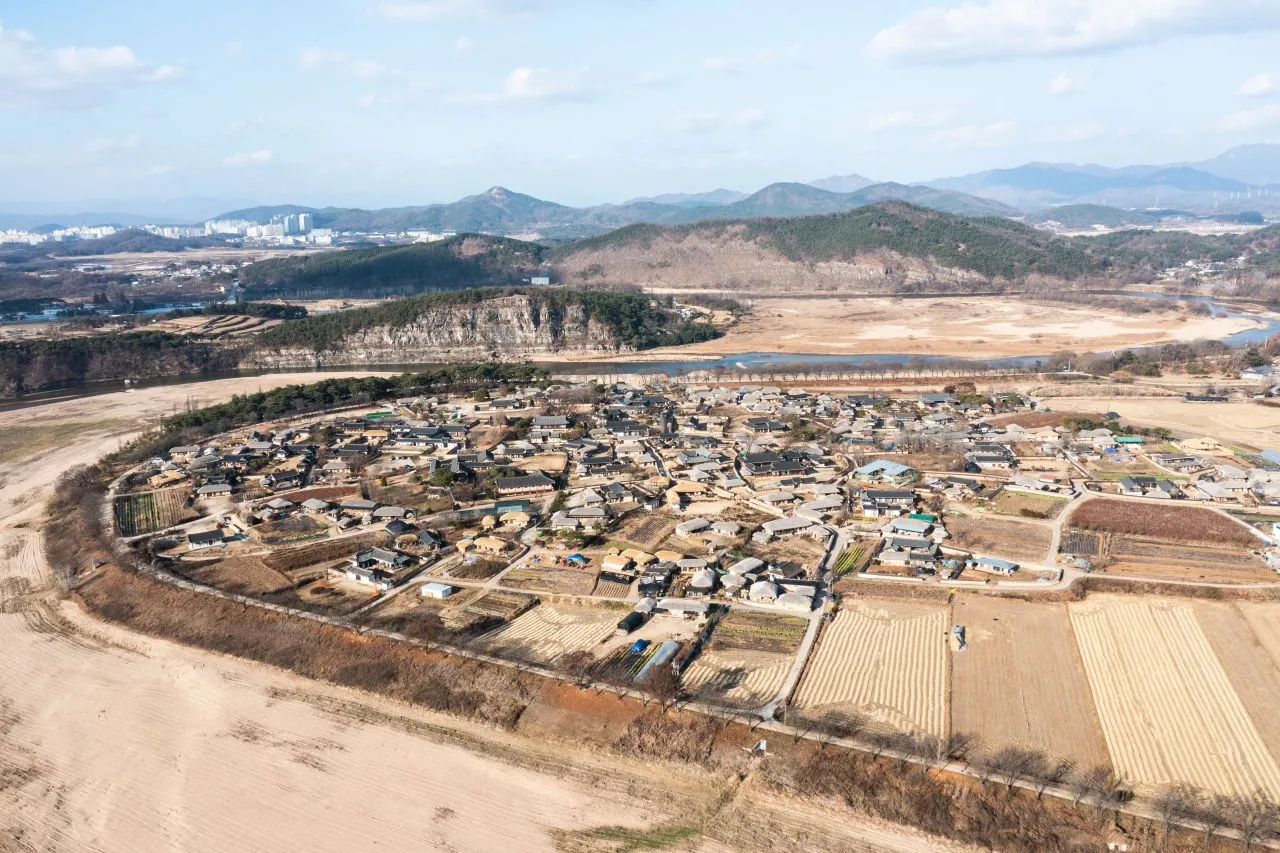 安東河回村 — 以山川為背景的傳統村落（2022年11月）（照片：韓國觀光公社觀光照片庫・攝影 한국관광공사 이범수・公共授權第1類）
