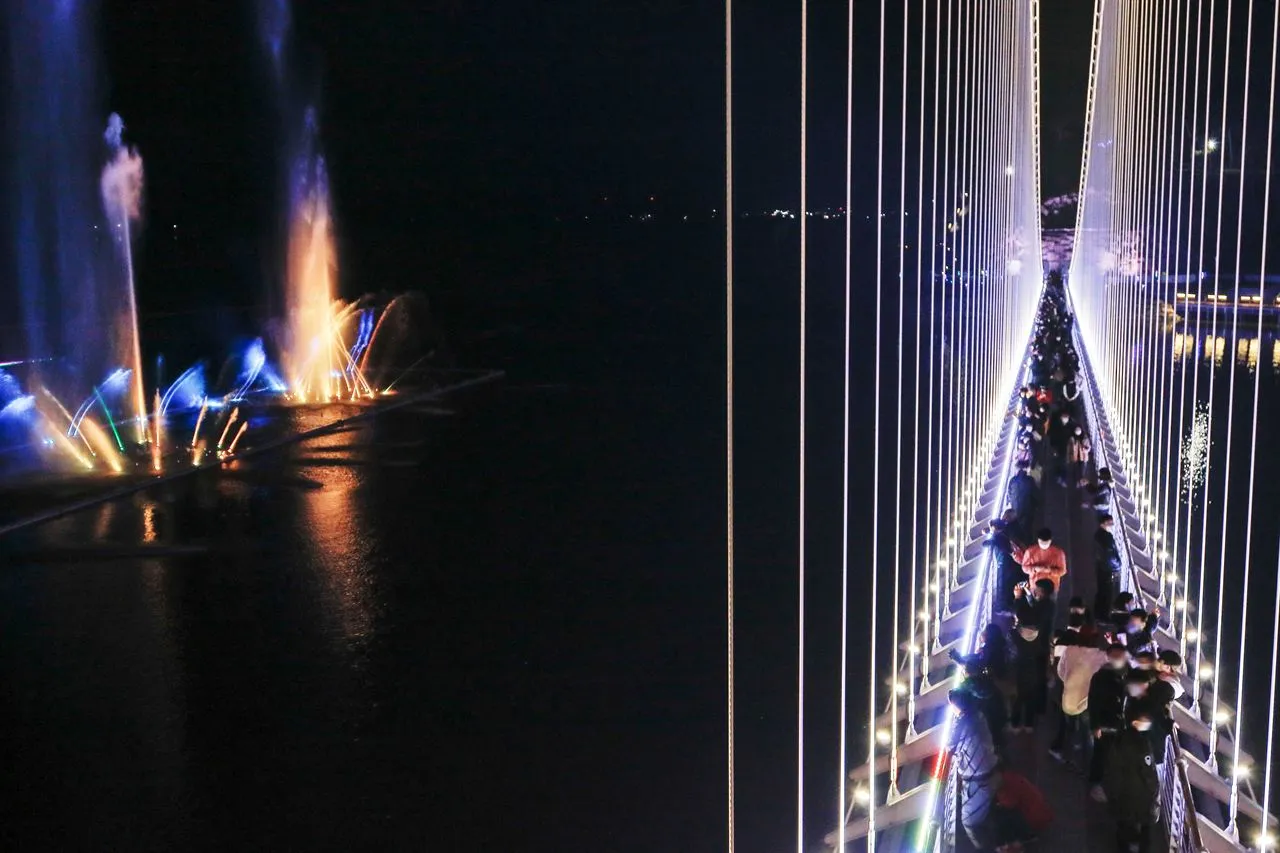 禮唐湖吊橋 — 吊橋與夜間音樂噴泉景色（2020年10月）（照片：韓國觀光公社觀光照片庫・攝影 라이브스튜디오・公共授權第1類）