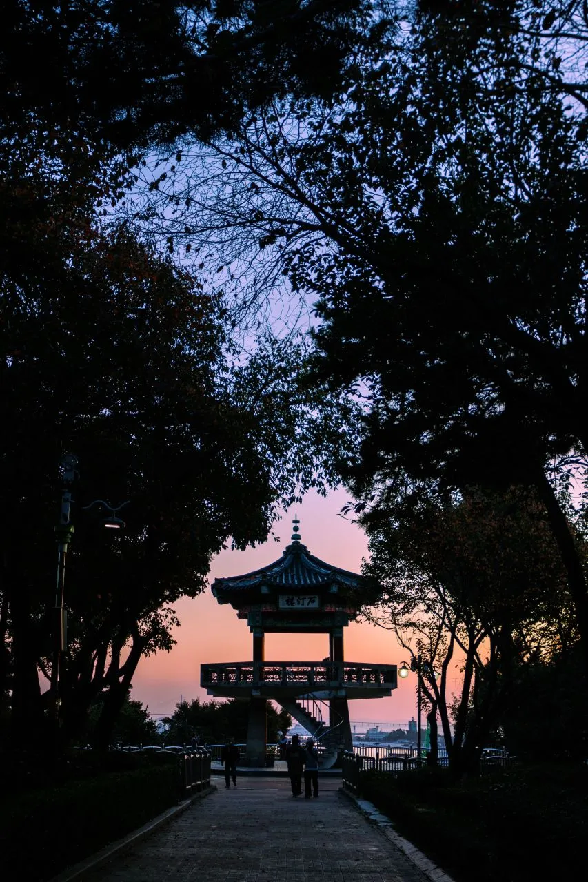 인천 차이나타운 — 노을빛 산책로와 중국식 정자 (2023년 10월)