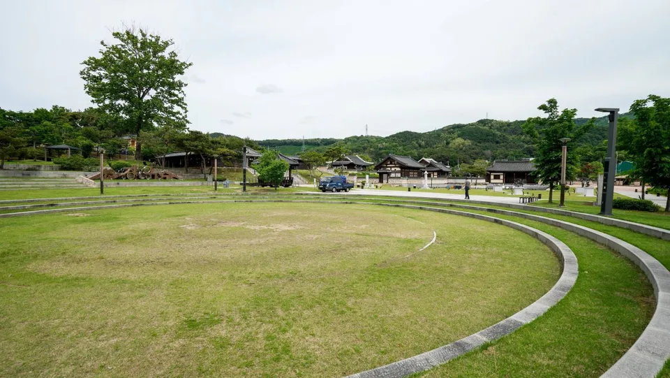 椒井行宮 — 椒井行宮圓形廣場與韓屋建築（2025年5月）