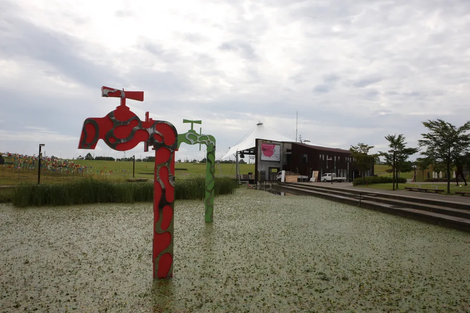 臨津閣和平樂園 — 池塘雕塑與草地公園景色（2012年9月）