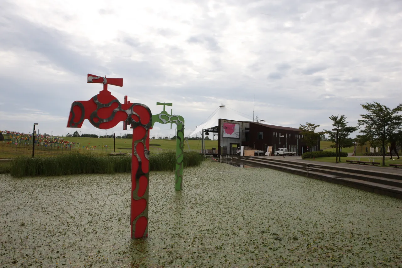 臨津閣和平樂園公園 — 池塘造景物、草坪與公園建築（2012年9月）（照片：韓國觀光公社觀光照片庫・攝影 한국관광공사 김지호・公共授權第1類）