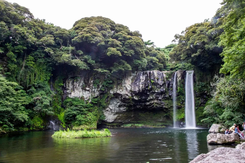 天地淵瀑布 — 從懸崖流入池塘的天地淵瀑布全景（2022年7月）