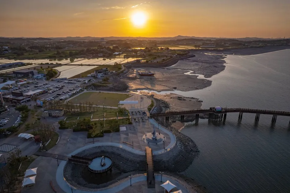 濕橋湖觀光地 — 濕橋湖海洋公園與潮間帶的夕陽空拍景色（2025年6月）
