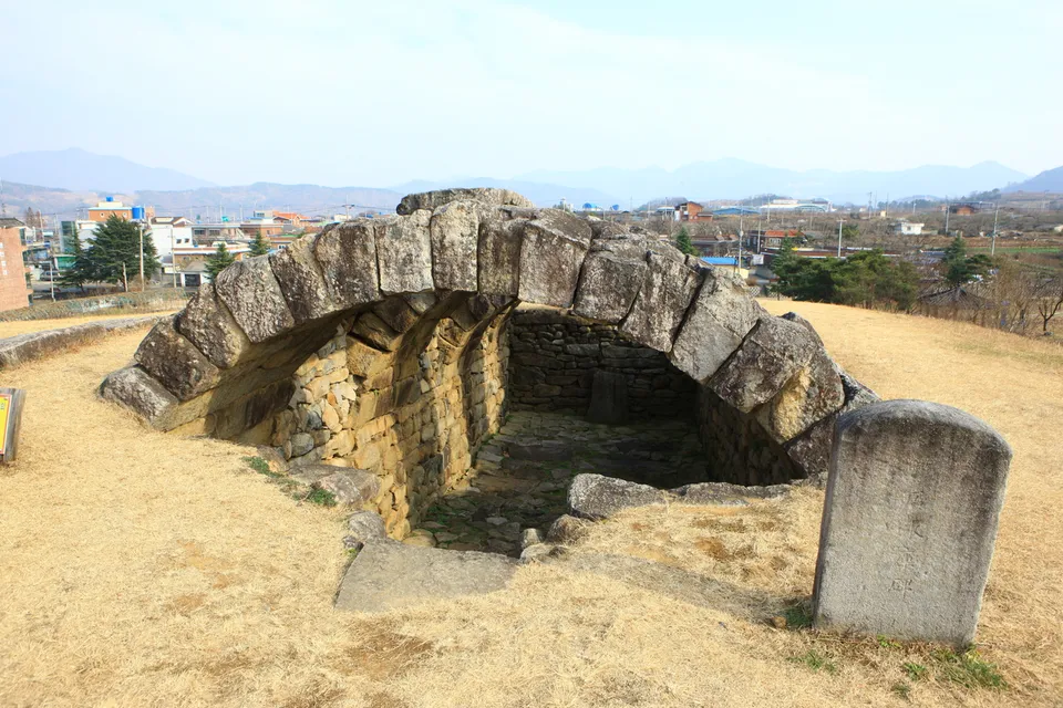 淸道石冰庫 — 淸道石冰庫正面拱門與內部（2012年11月）