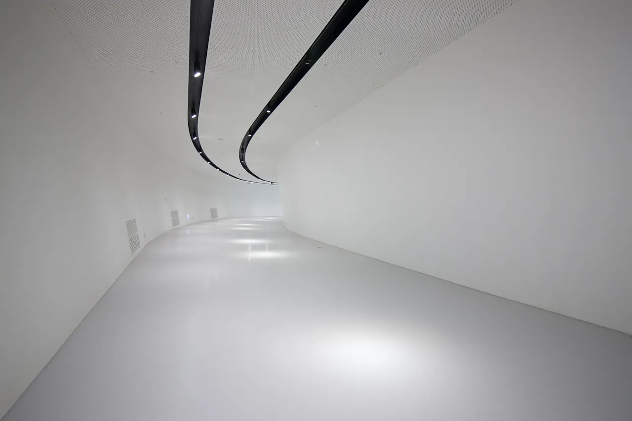 東大門設計廣場 — 曲線白色展覽空間與照明（2014年2月）（照片：韓國觀光公社觀光照片庫・攝影 한국관광공사 김지호・公共授權第1類）