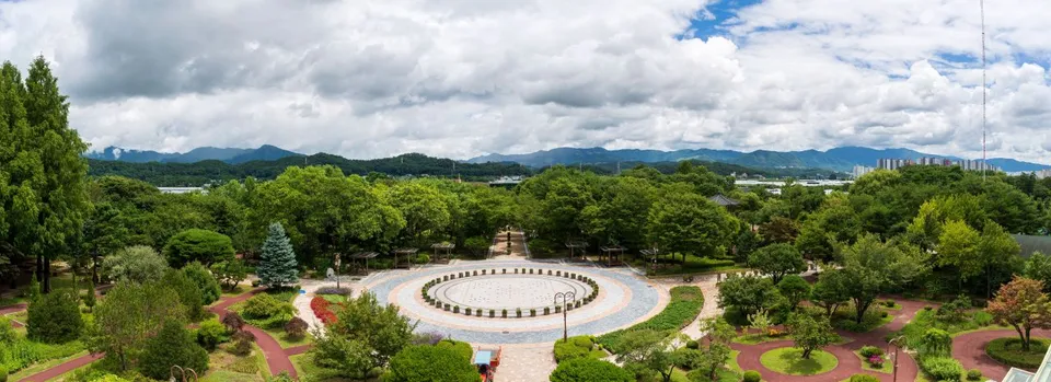 江原特別自治道立花木園（강원특별자치도립화목원）— 植物園庭園與山嶽全景（2022年7月）