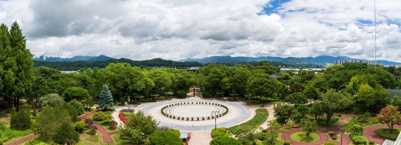 江原特別自治道立花木園（강원특별자치도립화목원）— 植物園庭園與山嶽全景（2022年7月）（照片：韓國觀光公社觀光照片庫・攝影 한국관광공사 김지호・公共授權第1類）