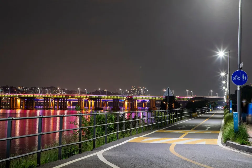 蠶院漢江公園 — 燈光橋樑與河畔自行車道夜景（2020年5月）