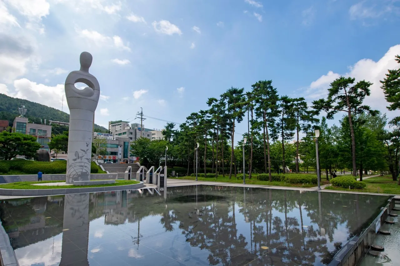 和平公園 — 有雕塑和水景設施的公園景色(2020年)(照片:韓國觀光公社觀光照片庫・攝影 부산관광공사・公共授權第1類)