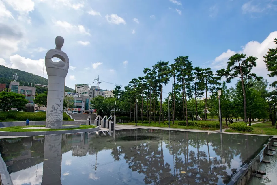 和平公園 — 有雕塑和水景設施的公園景色（2020年）