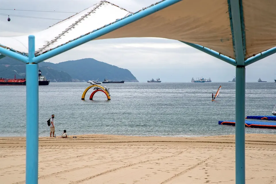 釜山松島海水浴場 — 松島海灘海域、山嶺與海洋休閒設施（2021年6月）