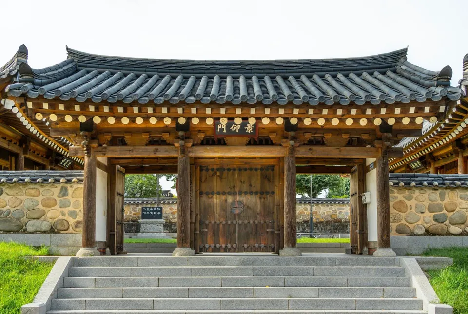 晉州城 — 被瓦屋頂與石牆環繞的傳統城門（2024年7月）