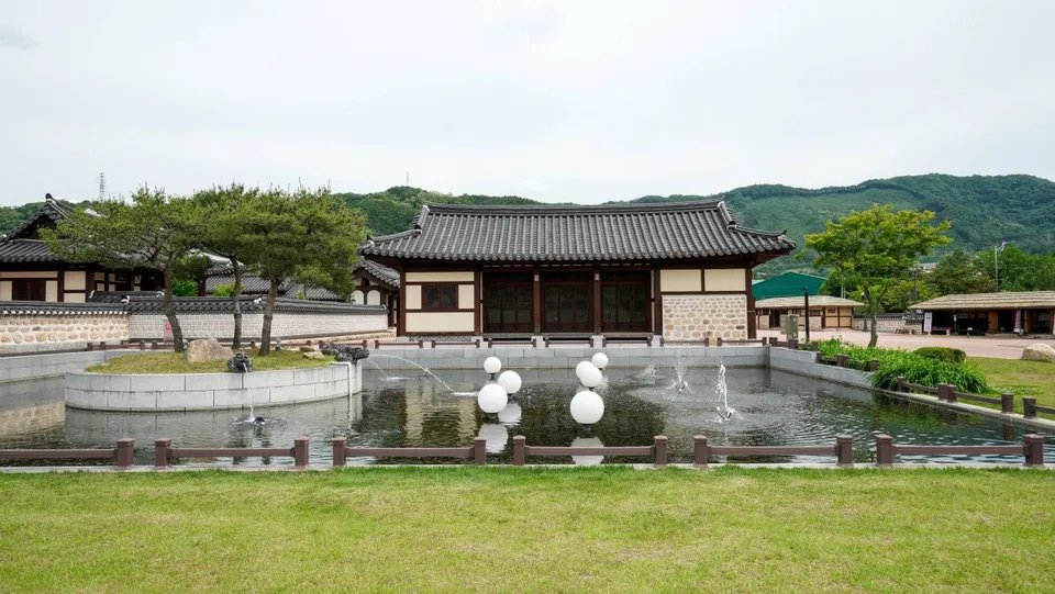 椒井行宮 — 椒井行宮韓屋建築與池塘噴泉（2025年5月）