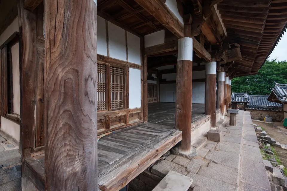 道東書院 — 傳統木造建築的木臺與柱子（2014年6月）