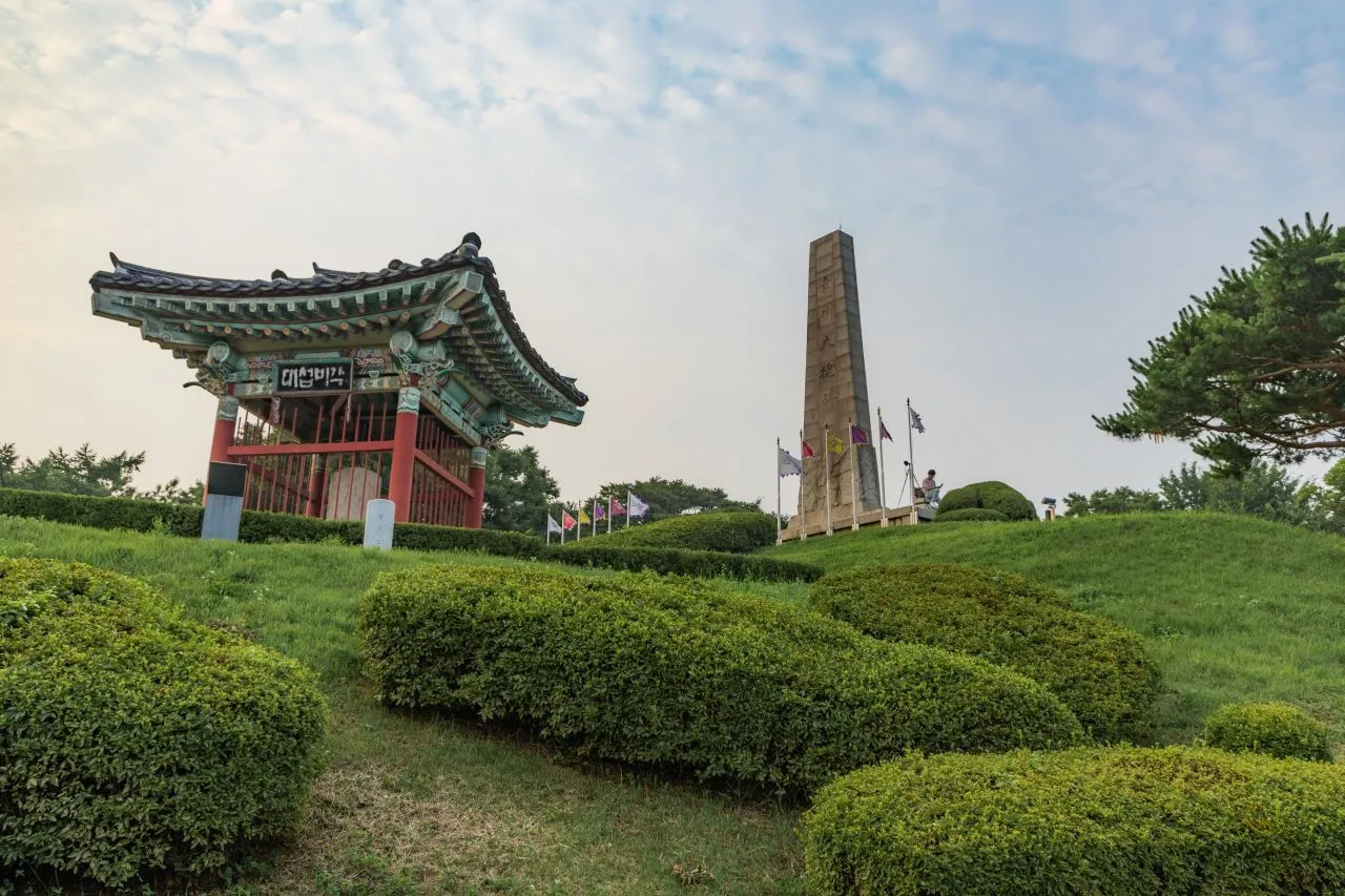 行舟山城一帶 — 行舟大捷碑閣與行舟大捷碑（2024年7月）（照片：韓國觀光公社觀光照片庫・攝影 안영관・公共授權第1類）