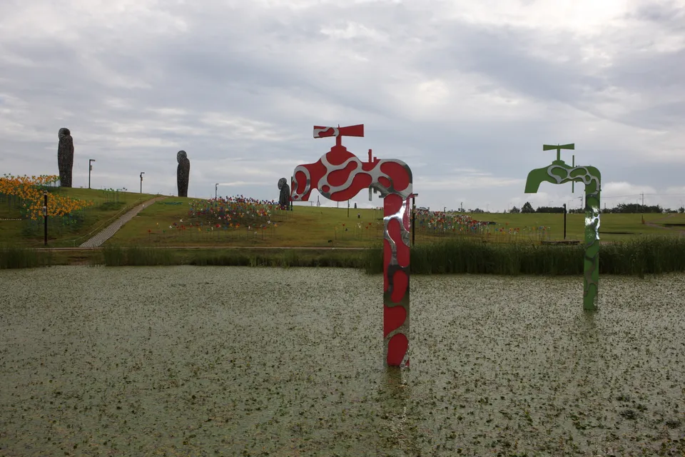 臨津閣和平樂園 — 池塘前的和平樂園雕塑與草地山丘（2012年9月）