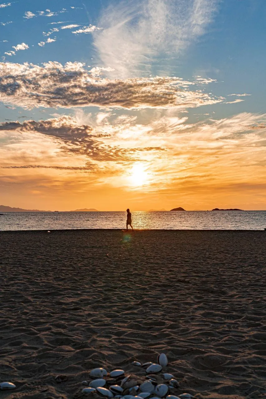 邊山海水浴場 — 沉入沙灘與大海的金色夕陽（2024年10月）