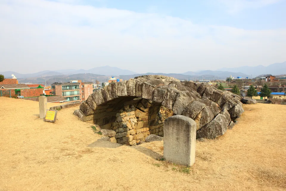 淸道石冰庫 — 淸道石冰庫石造拱形冰庫（2012年11月）
