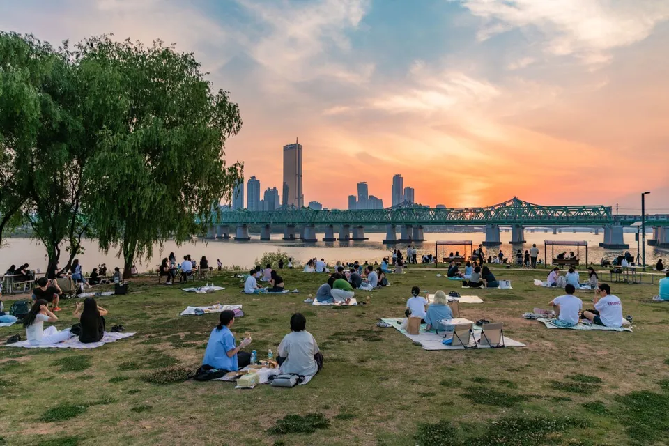 노들섬 — 노들섬 잔디밭과 한강철교 일몰 풍경 (2024년 6월)