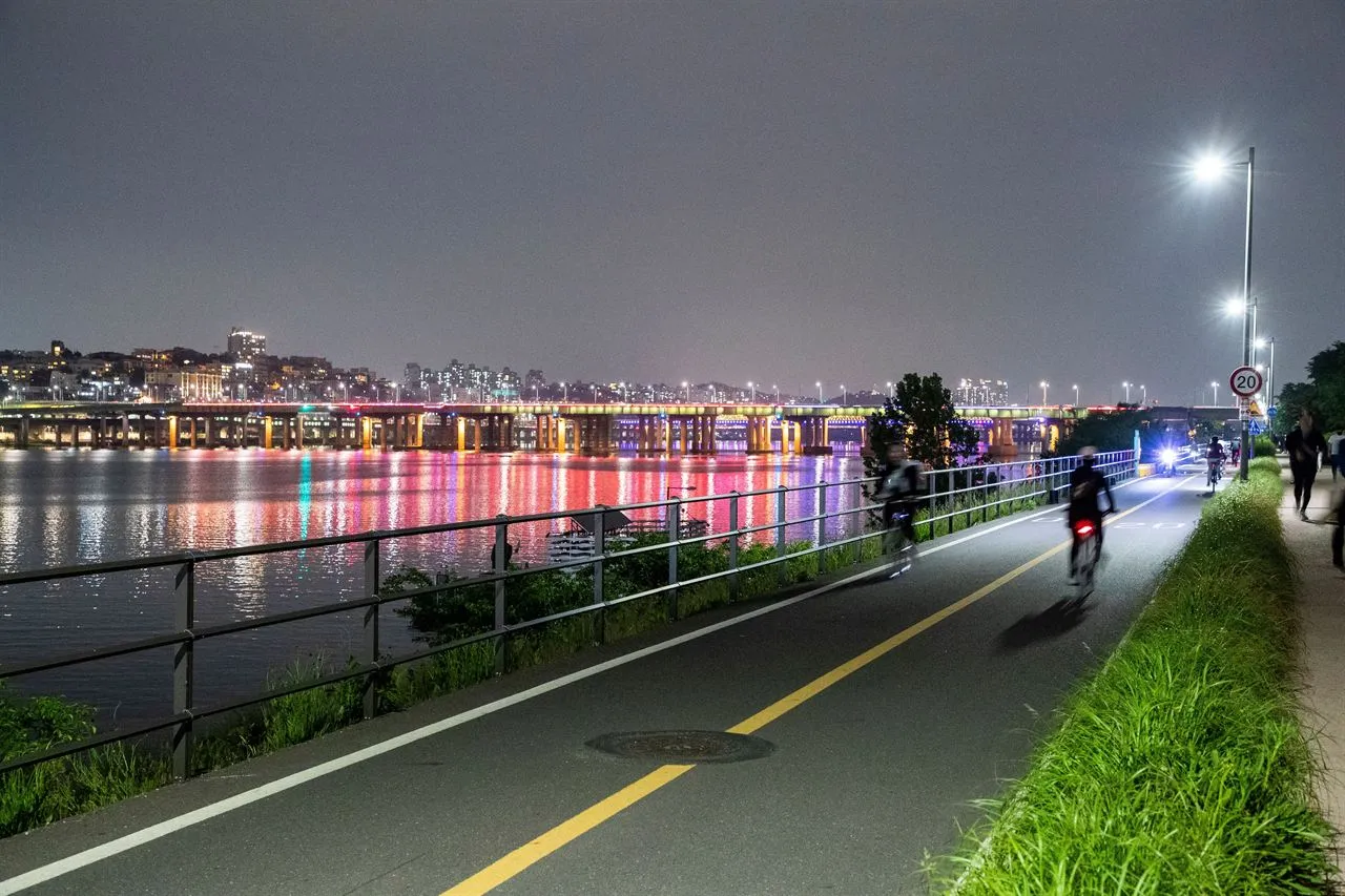 漢江市民公園 蠶院地區（蠶院漢江公園）— 漢江沿岸夜間自行車道與燈光橋樑（2020年5月）（照片：韓國觀光公社觀光照片庫・攝影 한국관광공사 이범수・公共授權第1類）