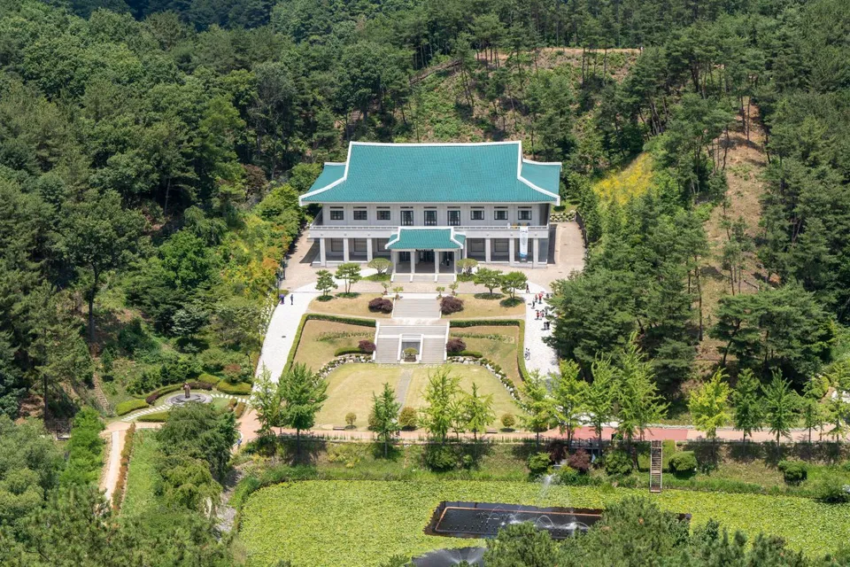 청남대 — 숲속 청남대 본관과 정원 전경 (2024년 6월)