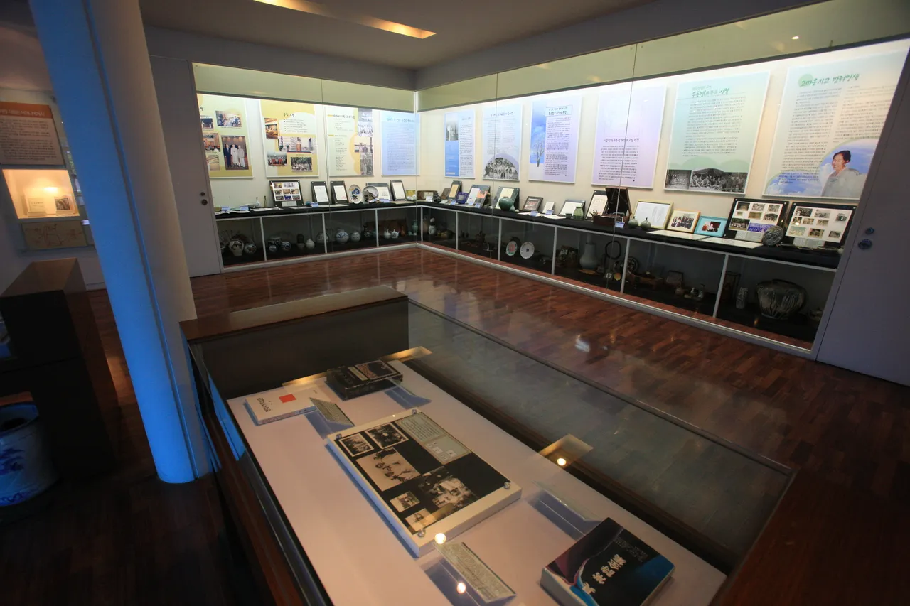 具常文學館 — 具常文學館展覽室與文學資料陳列櫃（2010年5月）（照片：韓國觀光公社觀光照片庫・攝影 한국관광공사 박성근・公共授權第1類）