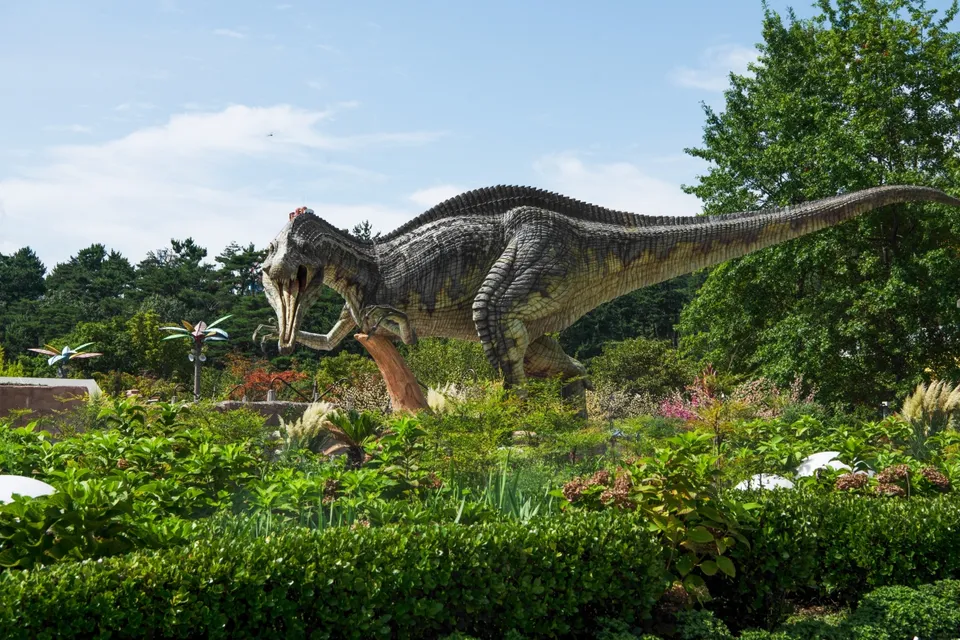 當項浦觀光地 — 花園中的大型肉食恐龍造景（2023年8月）
