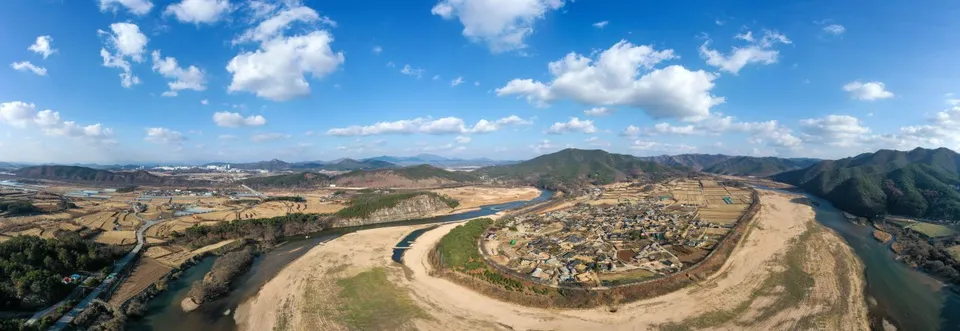 安東河回村 — 被河流與山脈環繞的河回村全景（2022年11月）