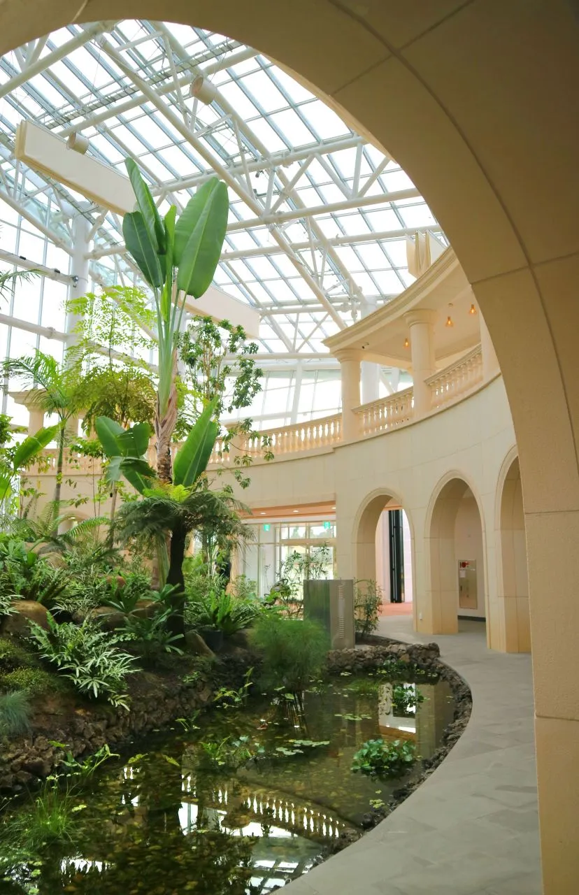 水原 日月樹木園（수원 일월수목원） — 溫室型室內花園與池塘（2023年9月）（照片：韓國觀光公社觀光照片庫・攝影 최민희・公共授權第1類）