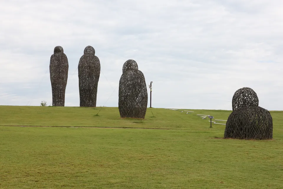 臨津閣和平樂園 — 草地山丘上的大型人形雕塑（2012年9月）