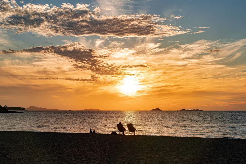 邊山海水浴場 — 照亮海灘椅與島嶼的紅色夕陽（2024年10月）
