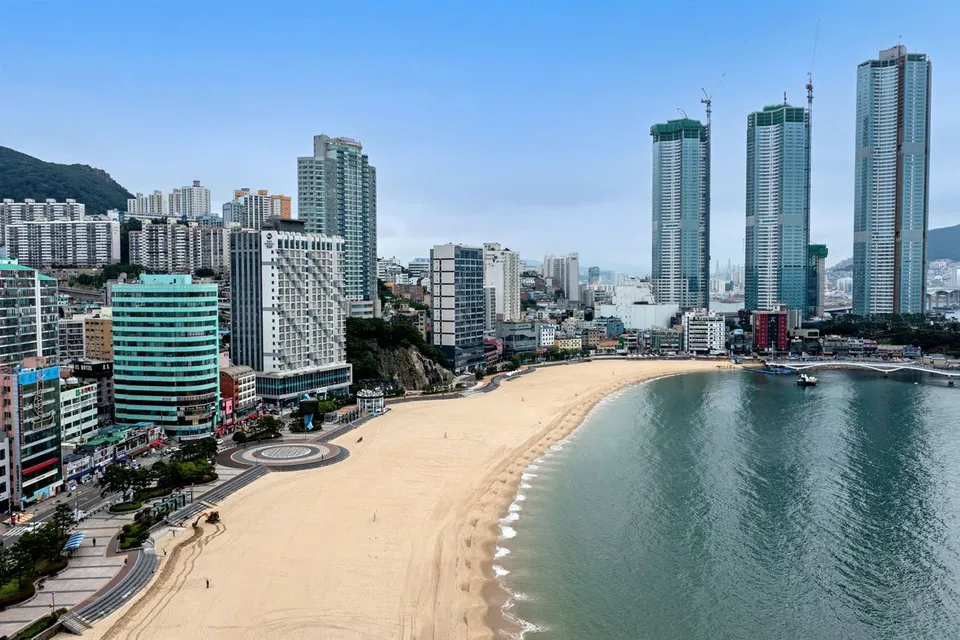 釜山松島海水浴場 — 松島海水浴場與海岸市區航空全景（2021年6月）