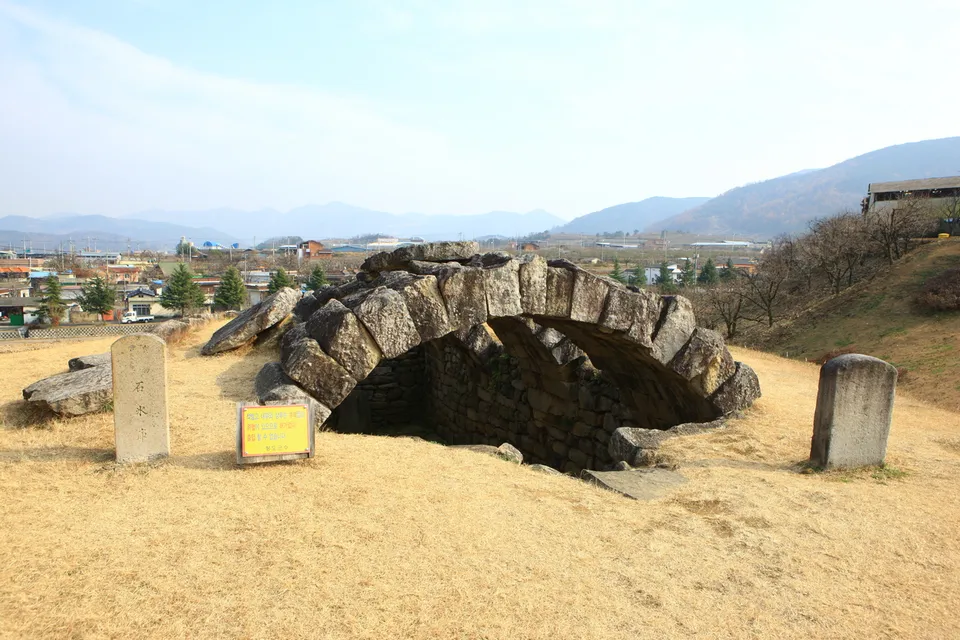 淸道石冰庫 — 以周邊村莊與山巒為背景的淸道石冰庫（2012年11月）