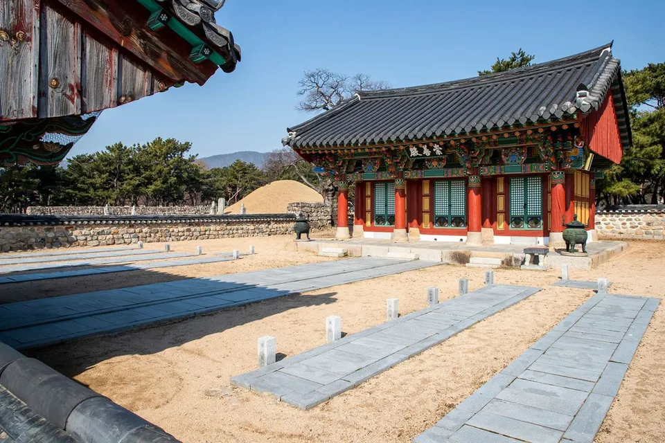 金海首露王陵 — 首露王陵的陵丘與崇善殿全景（2020年2月）