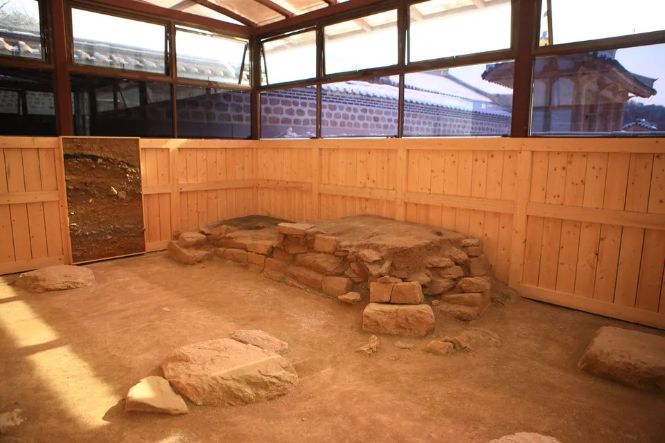 南漢山城行宮 — 玻璃保護設施內的古建築遺址（2011年1月）