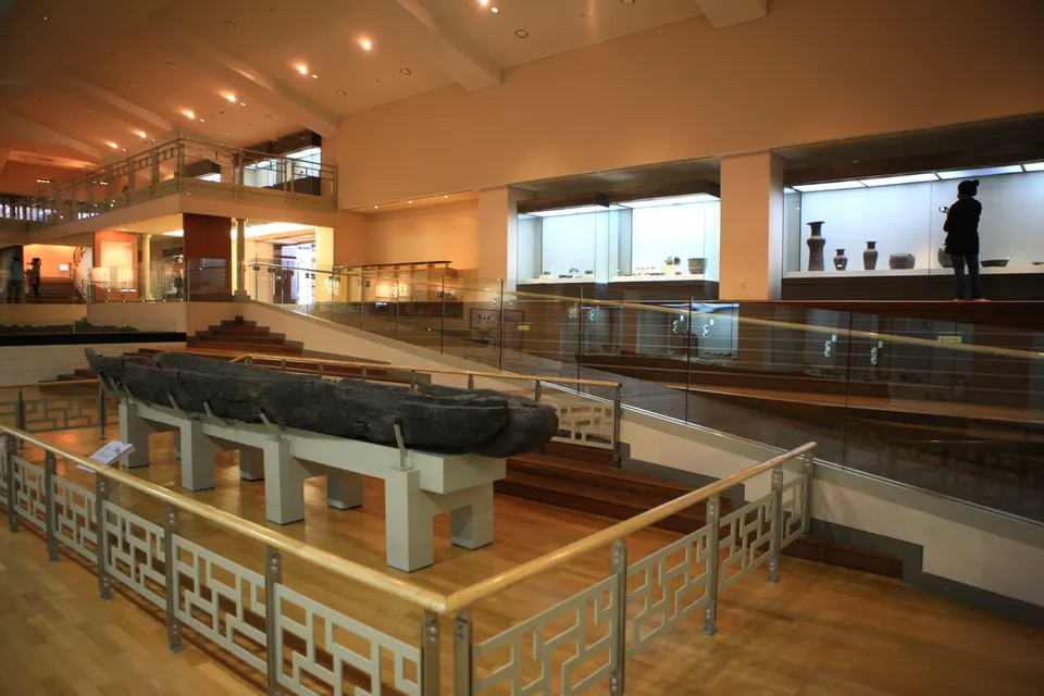國立慶州博物館 — 博物館內部文物展廳與木造文物（2010年2月）