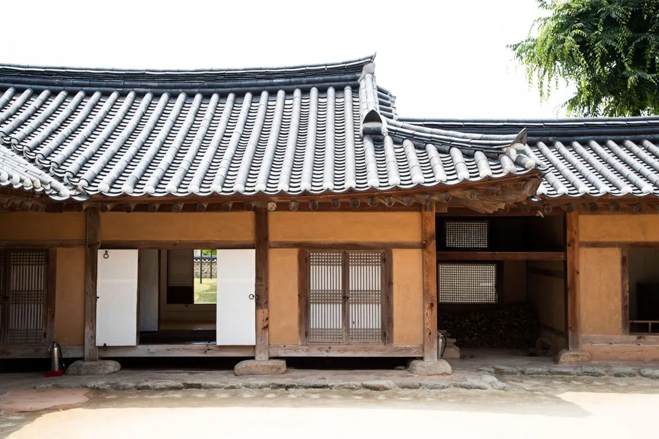 丁若鏞遺址 — 具有瓦屋頂與土牆的傳統韓屋（2022年6月）