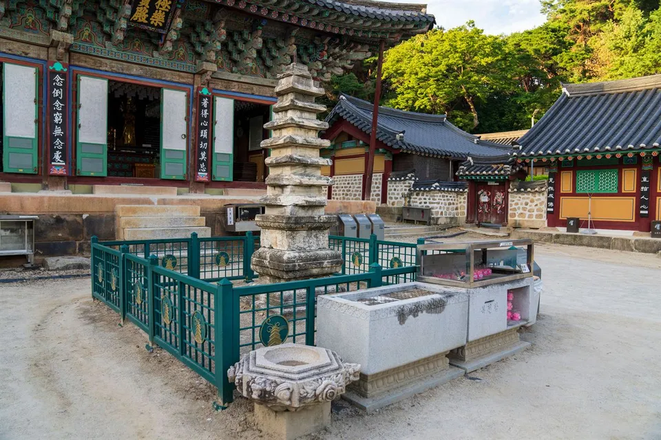 驪州神勒寺 — 極樂寶殿前的多層石塔與寺院殿閣（2021年10月）