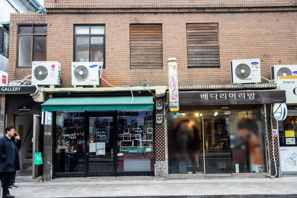 배다리 헌책방 골목 — 배다리 골목 상점가와 배다리머리방 외관 (2019년 3월)