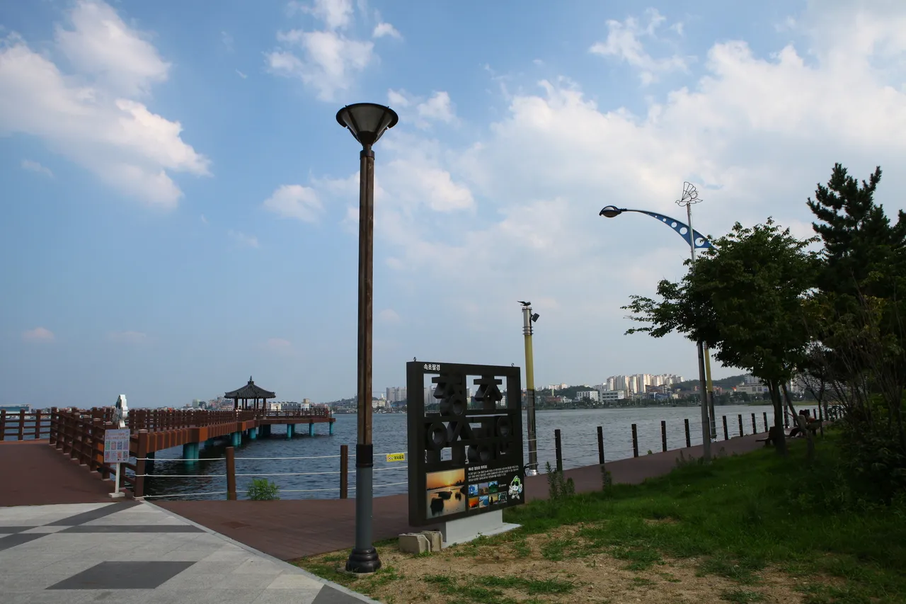 青草湖 — 青草湖公園的步道與湖畔觀景台(2015年8月)(照片:韓國觀光公社觀光照片庫・攝影 한국관광공사 이범수・公共授權第1類)