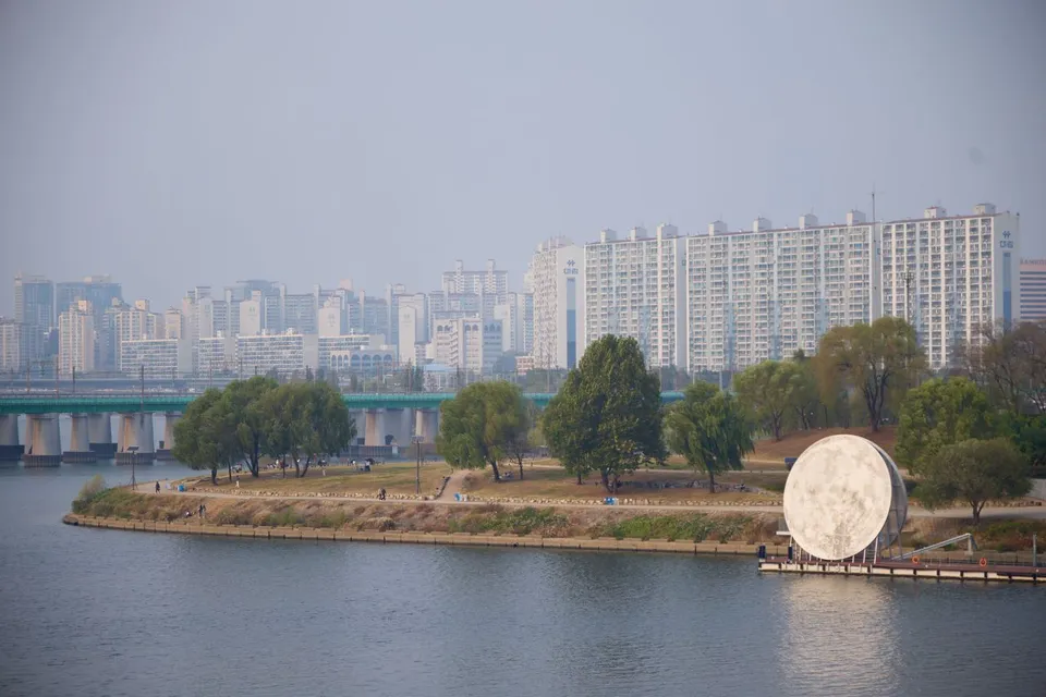 노들섬 — 漢江對岸的公寓與노들섬水邊風景（2023年10月）