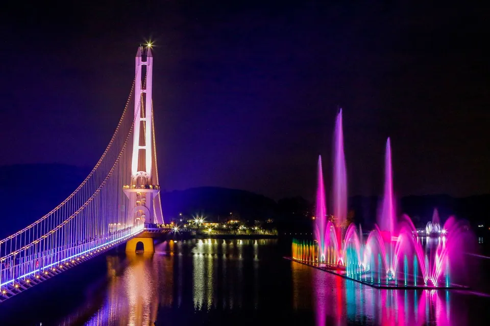 禮唐湖吊橋 — 燈光映照下閃耀的禮唐湖吊橋與音樂噴泉（2020年10月）