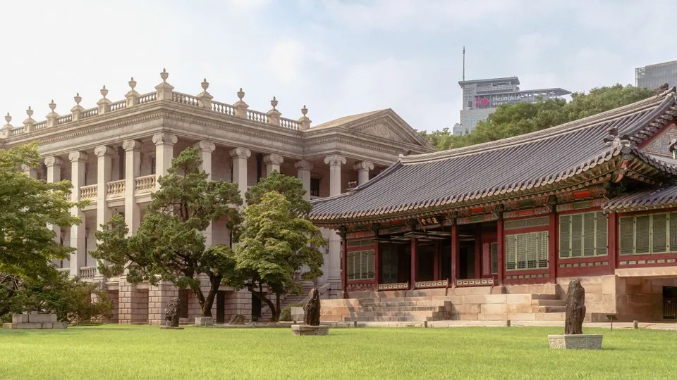 德壽宮 — 越過草坪眺望的俊明堂與石造殿（2023年8月）