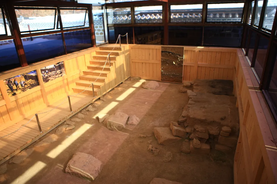 南漢山城行宮 — 木造展示館內的古建築遺址全景（2011年1月）