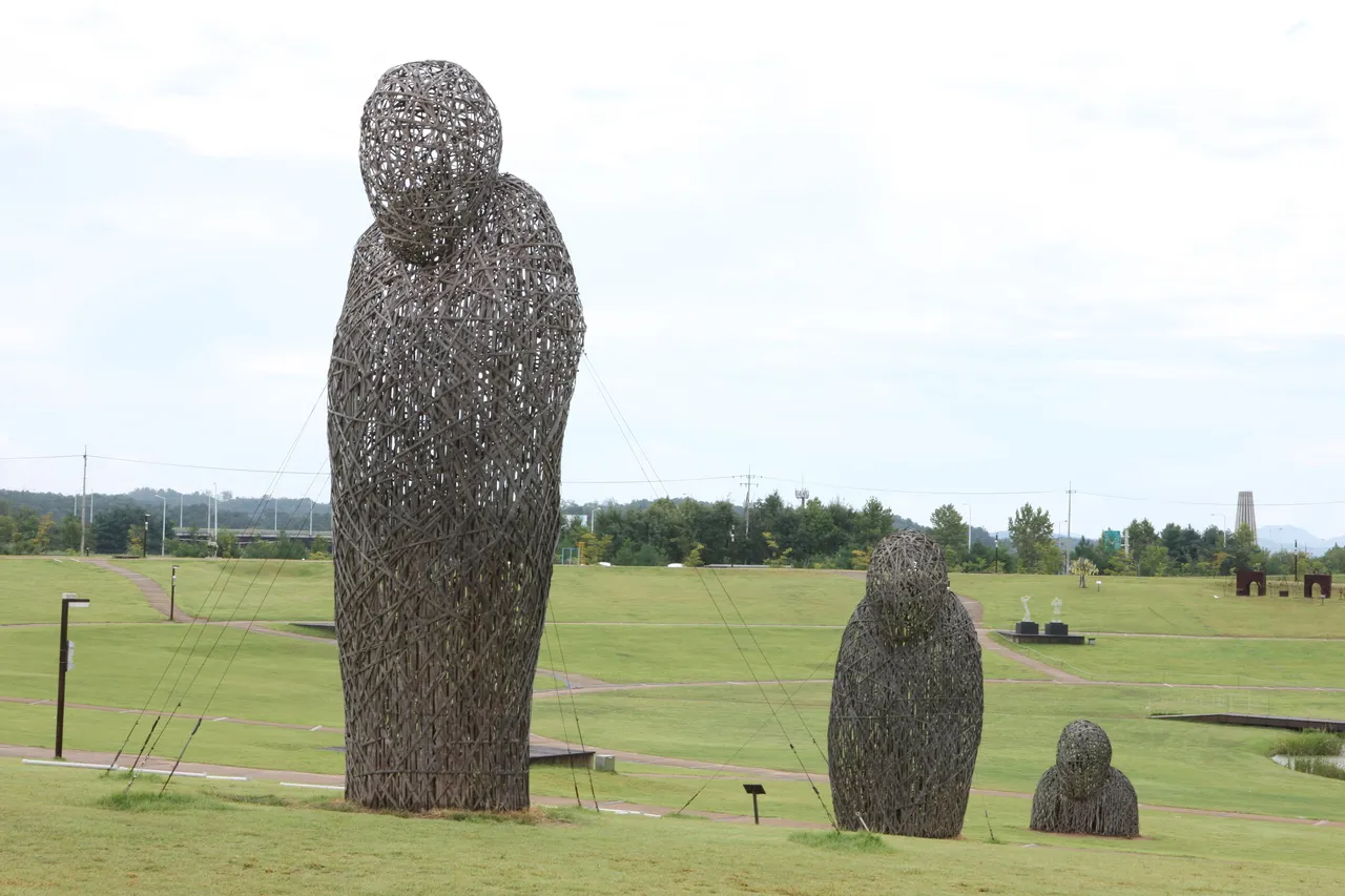 臨津閣和平樂園公園 — 排列在山丘上的樹木人物造景物與步道（2012年9月）（照片：韓國觀光公社觀光照片庫・攝影 한국관광공사 김지호・公共授權第1類）