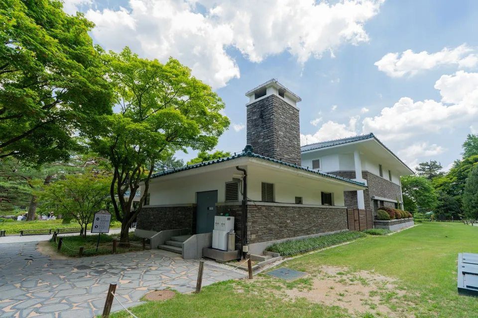 청남대 — 청남대 별장 건물과 돌길 (2024년 6월)