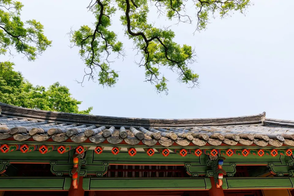 죽서루 — 누각 기와와 단청 처마 (2025년 5월)