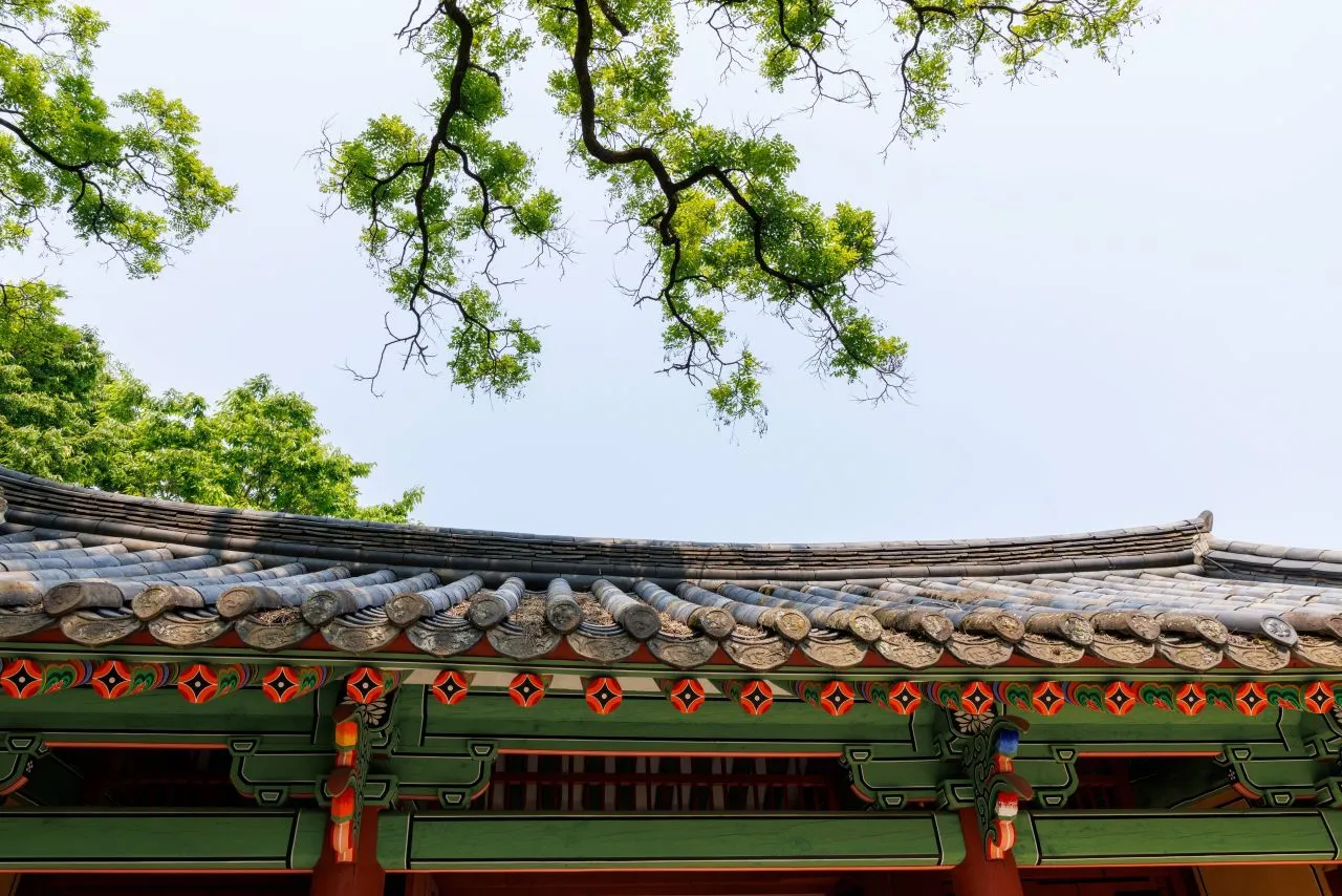 죽서루 — 누각 기와와 단청 처마 (2025년 5월) (사진: 한국관광공사 관광사진 갤러리 · 촬영 손명권 · 공공누리 제1유형)